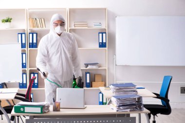 Profesyonel müteahhit ilaçlama ofisinde yapıyor 