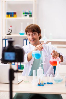 Kimyager blogu için video kaydediyor