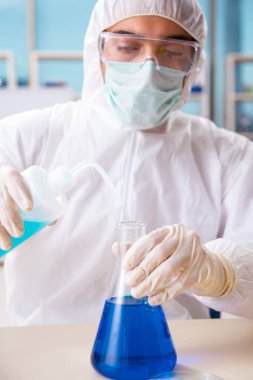 Laboratuarda çalışan erkek biyoteknoloji bilim adamı kimyacı