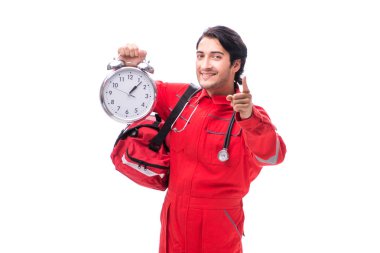 Beyaz izole kırmızı üniformalı genç sağlık görevlisi 