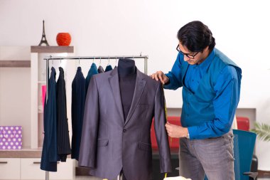 Atölyede çalışan genç bir terzi. 