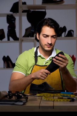 Geceleri atölyesinde genç Ayakkabıcılık 