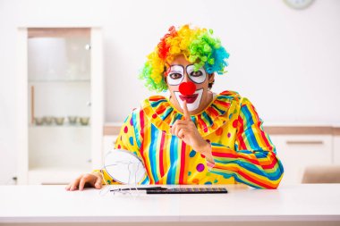 Erkek palyaço evde perfomance için hazırlanıyor 