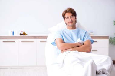 Kanepe hastanede yatan genç erkek hasta 