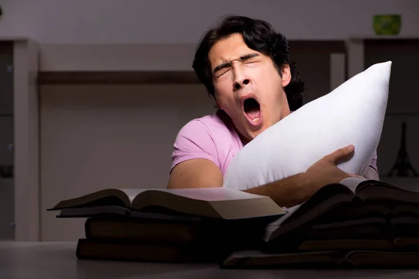 Hombre guapo estudiante preparándose para los exámenes tarde en casa —  Fotos de Stock