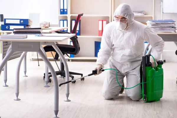 Contratista profesional haciendo control de plagas en la oficina —  Fotos de Stock