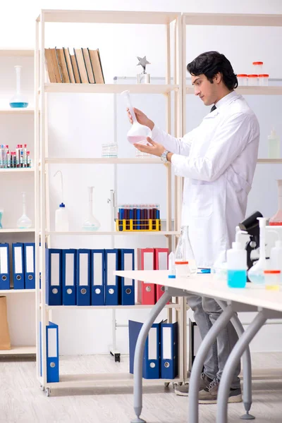 Jovem e bonito químico que trabalha no laboratório — Fotografia de Stock