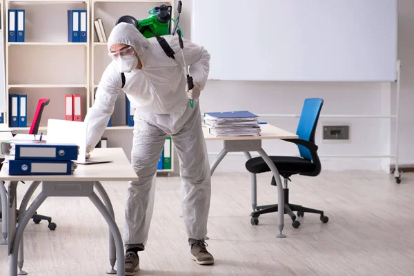 Professional contractor doing pest control at office — Stock Photo, Image