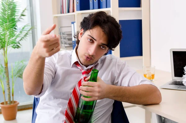 Empleado joven de negocios bebiendo en la oficina — Foto de Stock