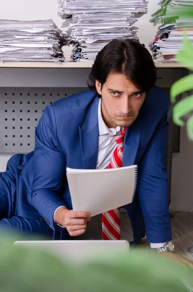 Empleado joven empresario infeliz con el trabajo excesivo — Foto de Stock