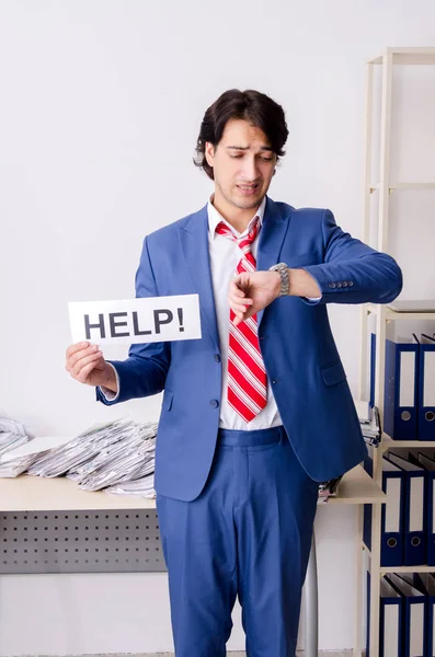 Jovem empresário empregado infeliz com excesso de trabalho — Fotografia de Stock