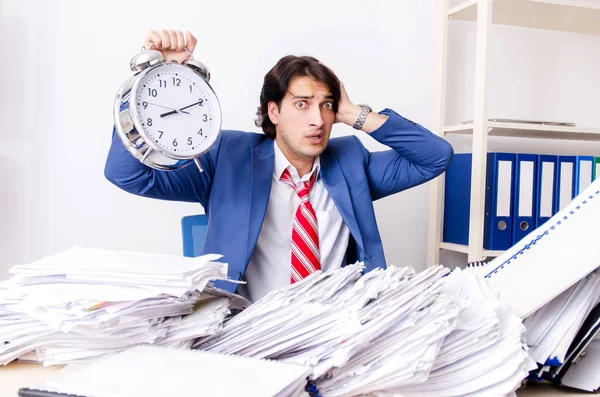 Jovem empresário empregado infeliz com excesso de trabalho — Fotografia de Stock