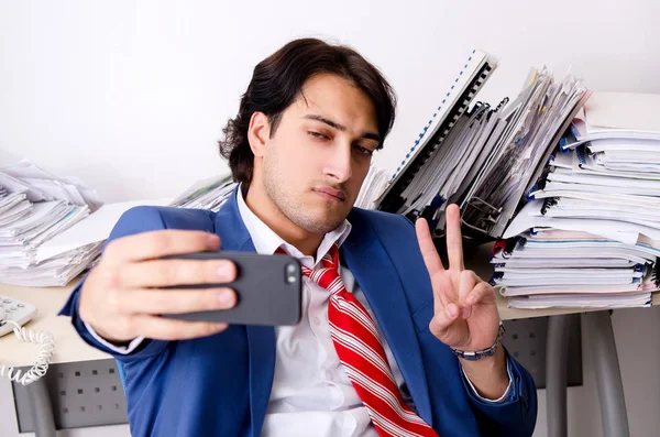 Empleado joven empresario infeliz con el trabajo excesivo — Foto de Stock