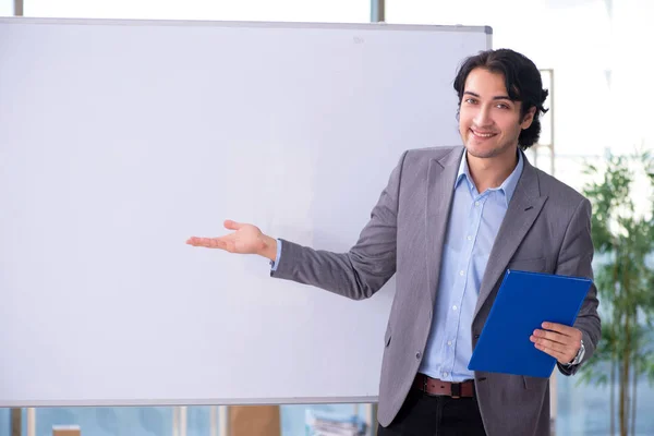 Ung flot lærer foran whiteboard - Stock-foto