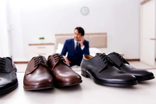 Joven hombre de negocios guapo elegir zapatos en casa — Foto de Stock