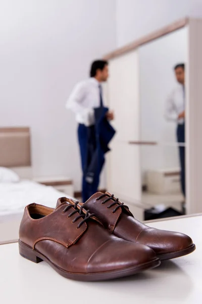 Jeune homme d'affaires beau choisir des chaussures à la maison — Photo