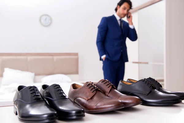 Jonge knappe zakenman schoenen thuis kiezen — Stockfoto