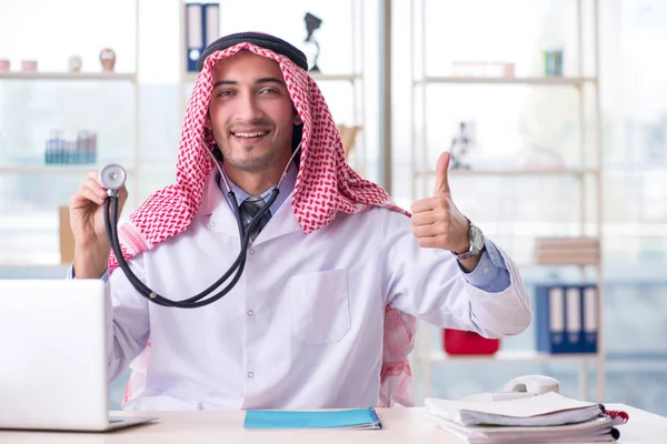 Arab doctor cardiologist working in the clinic — Stock Photo, Image