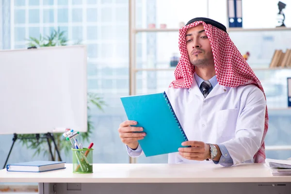 Medico arabo che lavora in clinica — Foto Stock