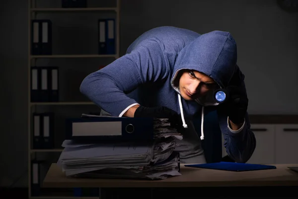 Ladrón tratando de robar datos personales en el concepto de robo de identidad — Foto de Stock