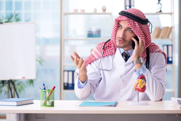 Médico cardiologista árabe trabalhando na clínica — Fotografia de Stock