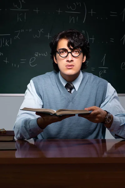Guru matematika muda di depan papan tulis — Stok Foto