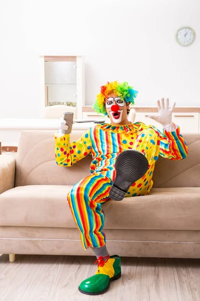 Payaso macho preparándose para la perfomance en casa — Foto de Stock