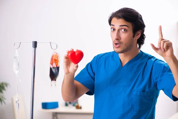 Giovane medico maschio nel concetto di trasfusione di sangue — Foto Stock