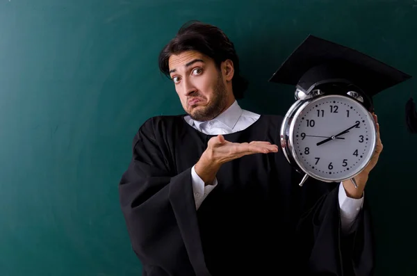 Estudante graduado na frente do quadro verde — Fotografia de Stock