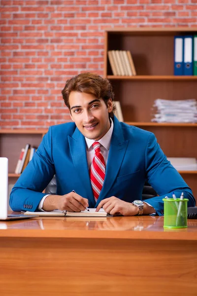 Jeune beau employé assis dans le bureau — Photo