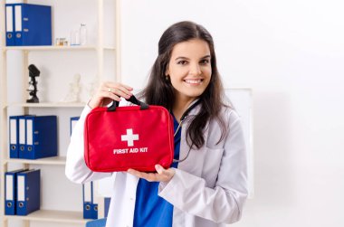 Kadın doktor ilk yardım kavram 