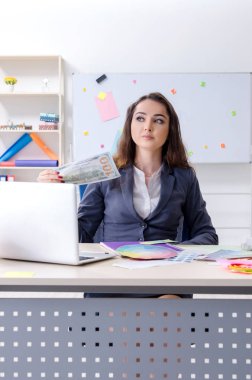 Ofiste çalışan genç kadın tasarımcı 