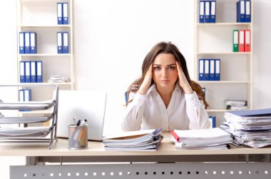 Genç kadın işçiye aşırı çalışma ile mutsuz 