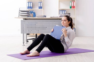 Kadın işçilerin ofiste spor egzersizleri yapıyor 