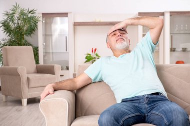 Beyaz sakallı yaşlı adam evde acı 