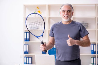 Ofis egzersizleri yapıyor yaşlı adam çalışan beyaz sakallı 