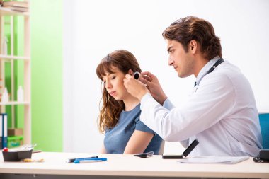 Doktor otorhinolaryngologi ziyaret işitme sorunu olan hasta