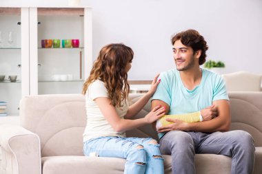 Genç aile yaralanma sonra yardım