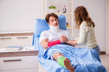 Hastanede yaralı kocayla ilgilenen sevgili bir eş. 