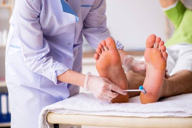 İşlem sırasında ayak tedavi uzmanı