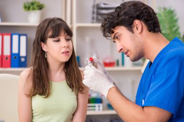 Doktor Kliniği hastanede tükürük test örneği alma