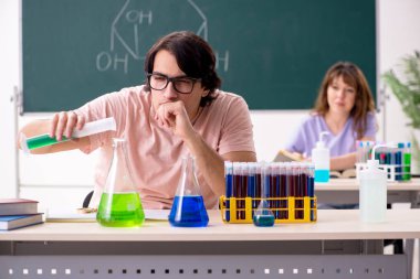 İki kimyagerler Öğrenciler sınıfta 