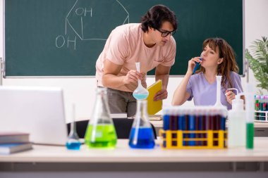 İki kimyagerler Öğrenciler sınıfta 