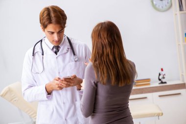 Sağır kadın hasta ziyaret genç erkek doktor 