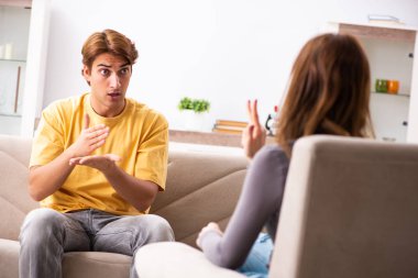 Kadın ve erkek işaret dilini öğreniyor