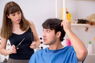 Genç çekici adam bayan berberi ziyaret ediyor. 