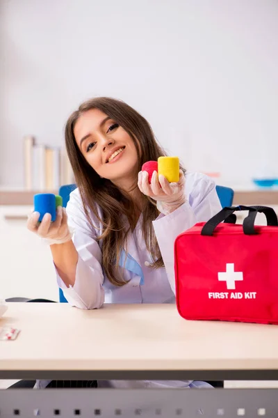 Médico bonito fêmea com saco de primeiros socorros — Fotografia de Stock