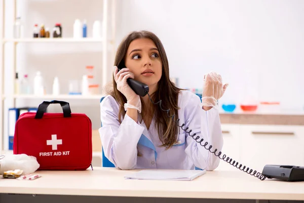 Médico bonito fêmea com saco de primeiros socorros — Fotografia de Stock