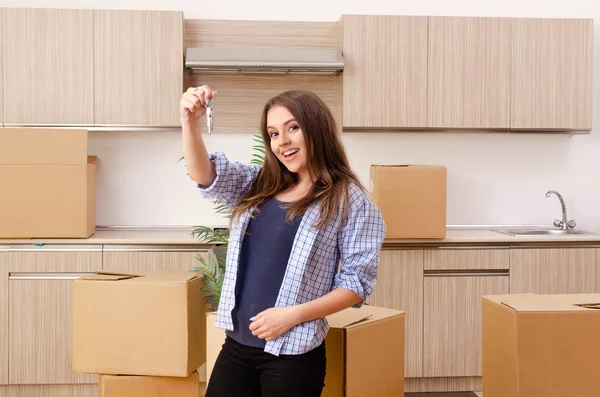 Young beautiful woman moving to new flat — Stock Photo, Image