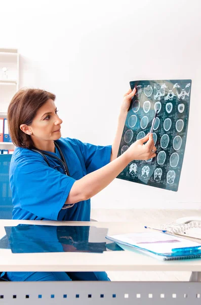 Radióloga doctora que trabaja en la clínica — Foto de Stock